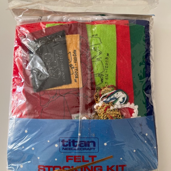 Titan Needlecraft Vintage Felt Stocking Kit Cardinals - Picture 2 of 2